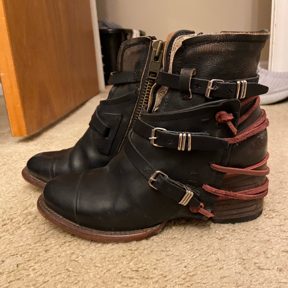 Gorgeous Free Bird CRUE boots size 7 - only worn 4 times… comes with inserts.